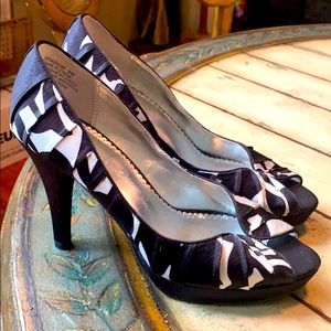 Michael Angelo black and white heels 4”